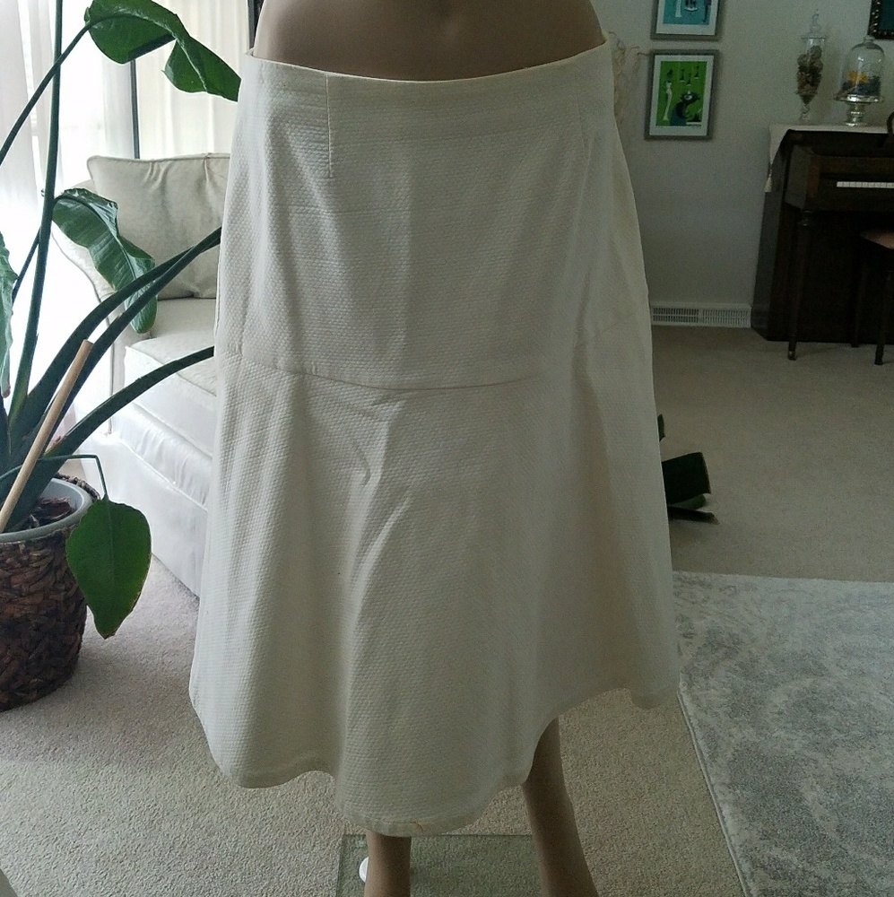 White knit like skirt- a thicker seer sucker